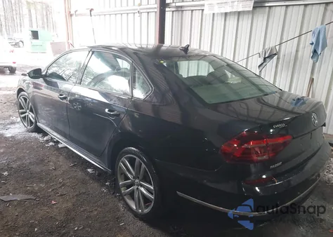 2018 Volkswagen Passat 2.0T R-Line/2.0T S z USA, uszkodzony, nr VIN 1VWAA7A30JC038361